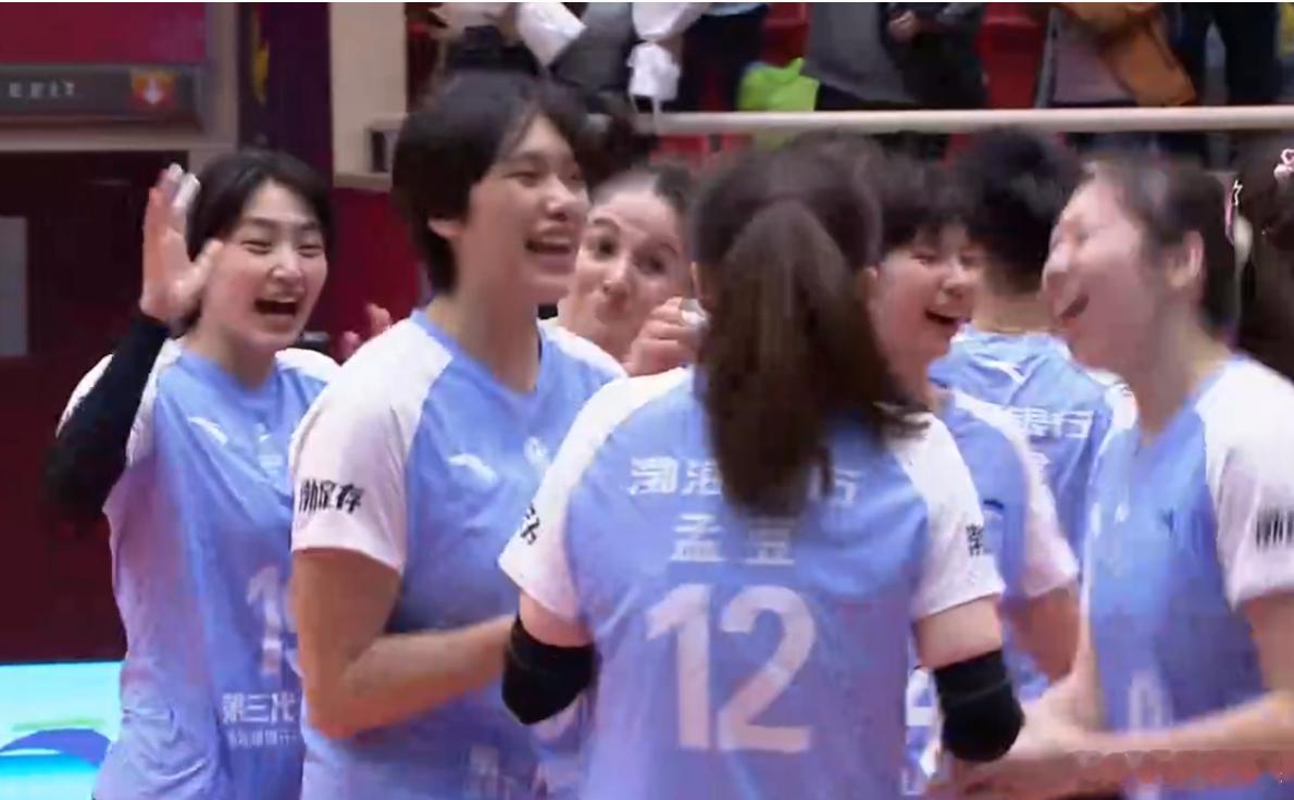 开心到模糊想看她苏前两任队长的reaction 