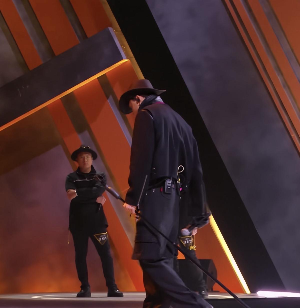 六比一战袍。Athree身着全套ONEGALLERY化身西部孤独牛仔战神杀了个六比一，太高精尖了