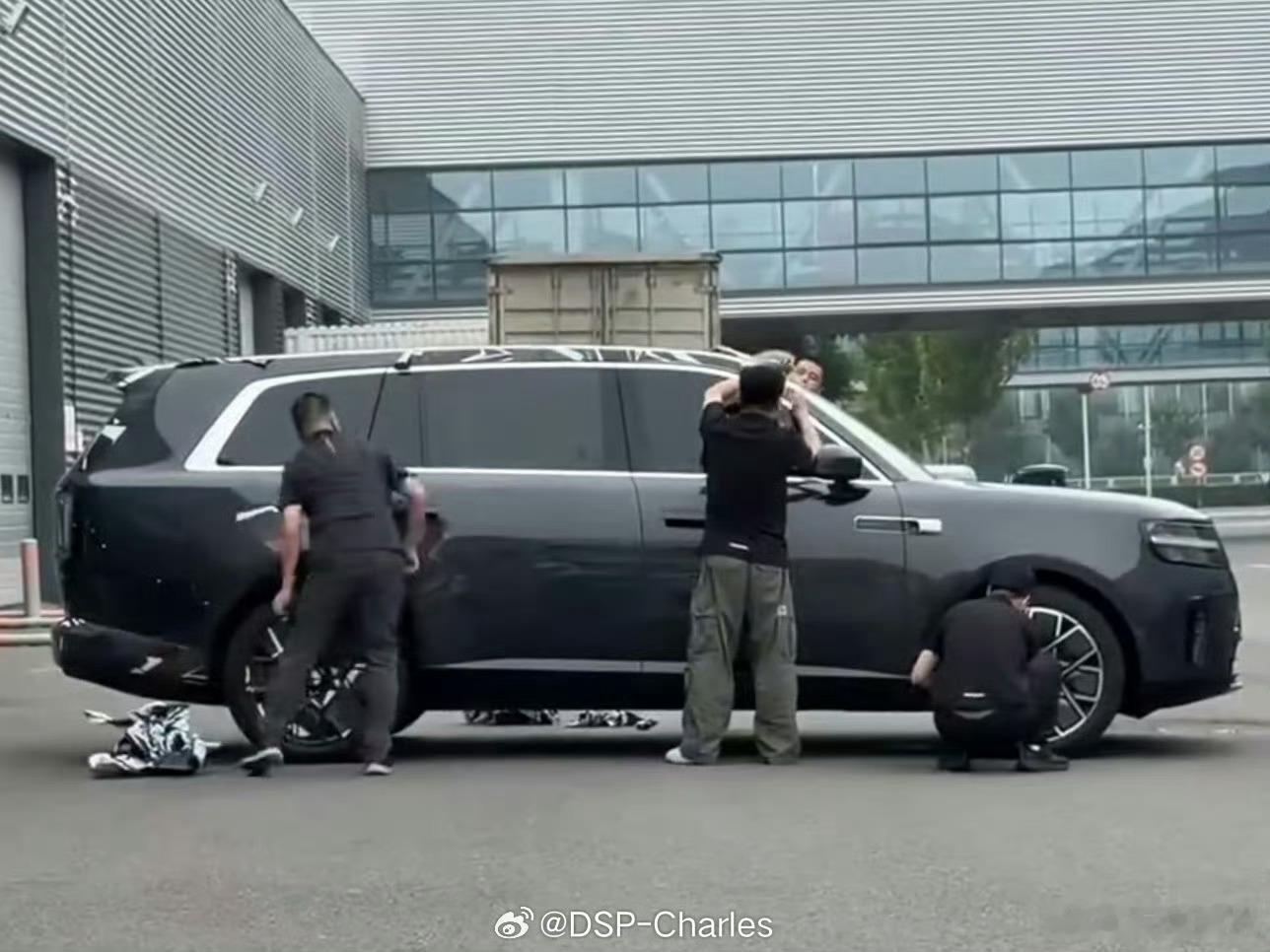 小米澎程开始撕伪装膜了，看图是直接徒手上去硬撕，也不加热就是干，也不怕把漆面带掉