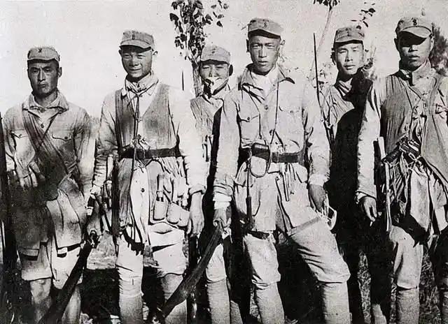 1941年，新四军夜宿古庙，队长如厕时，竟听见方丈房里，传出女人浪笑！他立刻叫醒