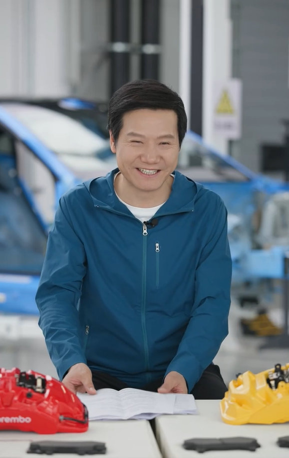 【新一代SU7锁单超4万辆】在直播中宣布，新一代SU7锁单超4万辆。雷军宣布将把