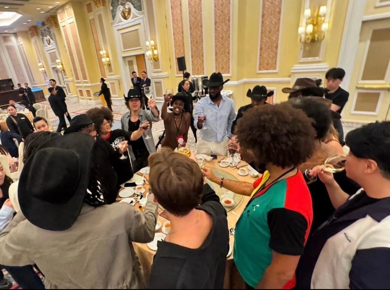 演唱会庆功宴 就是说差点就看见我坤了