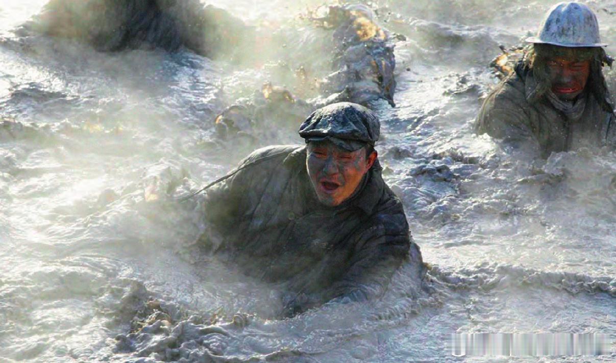 2009年电影《铁人》剧照。王进喜在带领1205钻井队打第二口井的时候发生井喷，