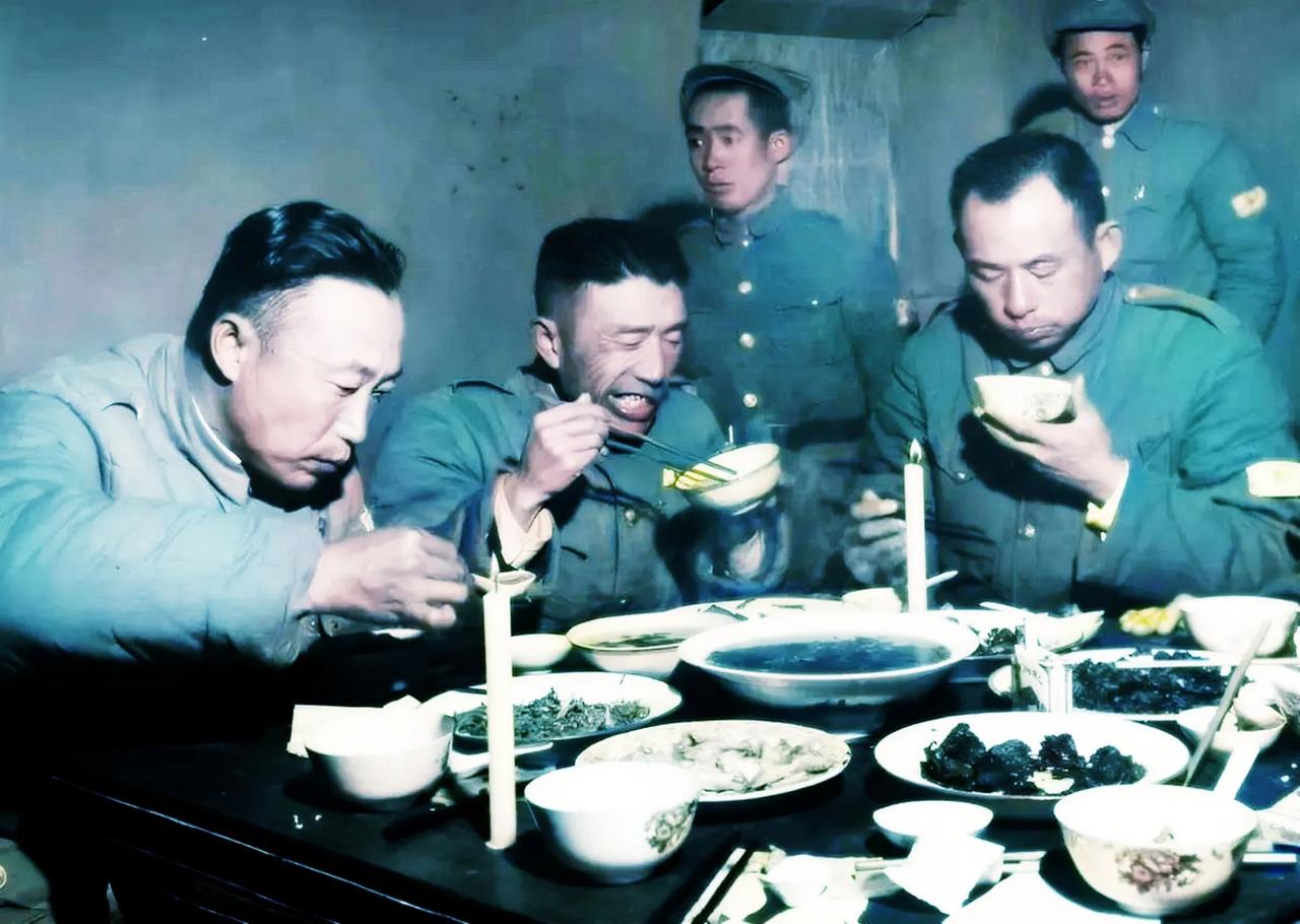 1949年初，淮海战役期间，几名国军将领吃饭时，留下的一张老照片，从镜头中我们可
