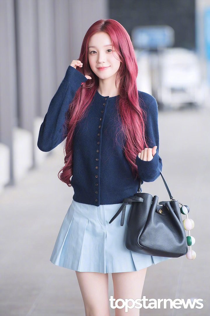 宋雨琦出发上海活动宋雨琦机场出发！红发搭配芭蕾风穿搭，明媚灵动又元气满满～是自带