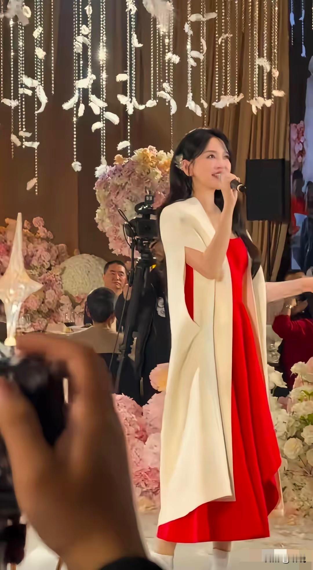 婚礼上请了金莎，还有多少人在看新娘