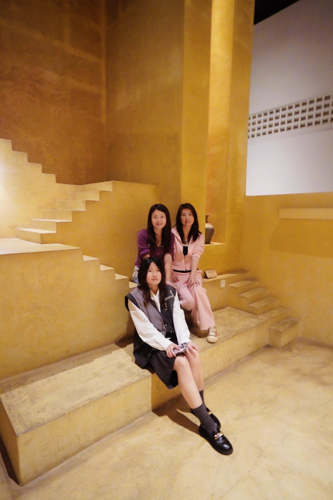 温州印象城的行慢·文食诗酒，店内装潢极具辨识度，整体采用地中海侘寂风格，黄土质感