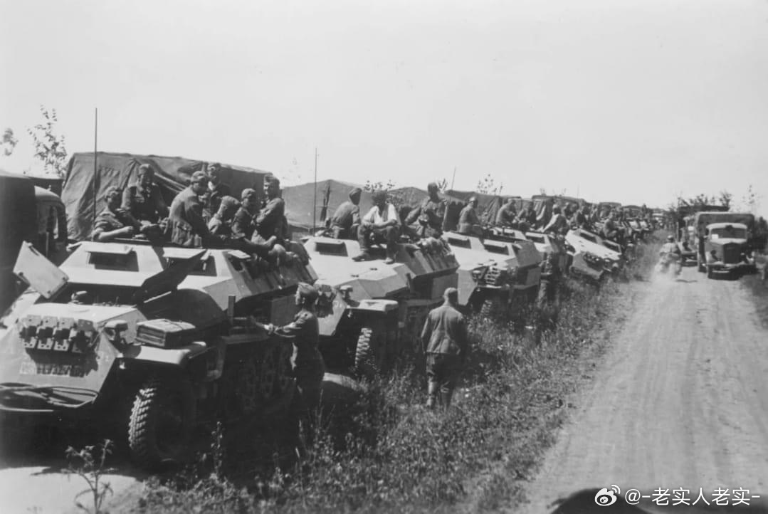 停在路边修正的德军半履带车纵队，摄于1942年夏季的向斯大林格勒挺进阶段#坦克装