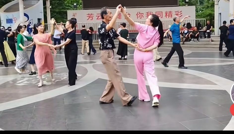 王师傅今天又出场了！看看吧！
     62岁的轮滑大叔，在近两个月的时间里，过