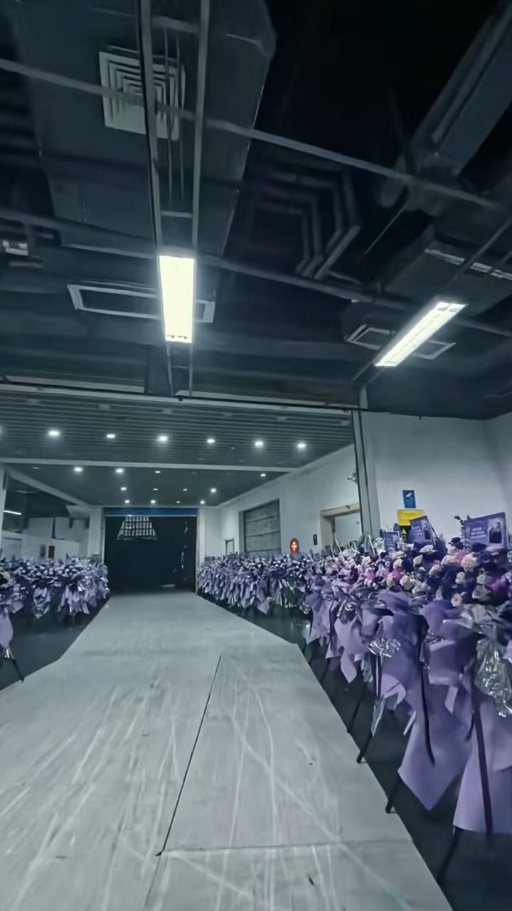 罗云熙「熙界无限剧场」广州演唱会花篮排面天啊这也太多了吧，好🔥的人气，好多粉丝
