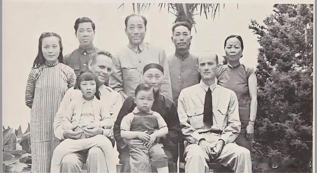 军统特务头子戴笠的罕见全家福照片，
1945年，军统特务头子戴笠及儿子戴藏宜等在