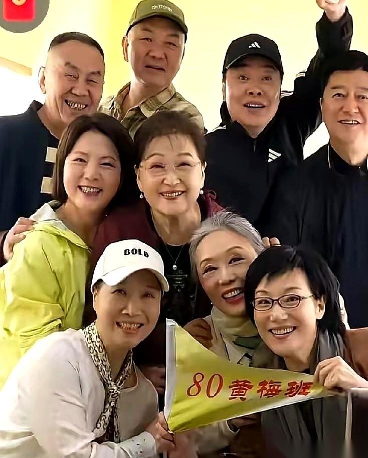 黄梅戏那五张最靓的招牌——“五朵金花”，又站到了一起。
不是几十年前的海报，不是