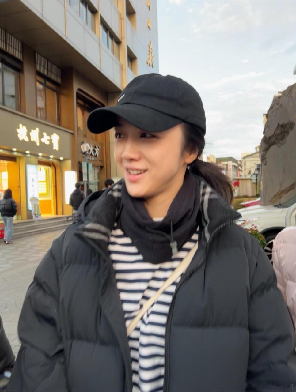 杭州偶遇汤唯逛街  汤唯素颜逛街  好漂亮啊！女神！！！ 