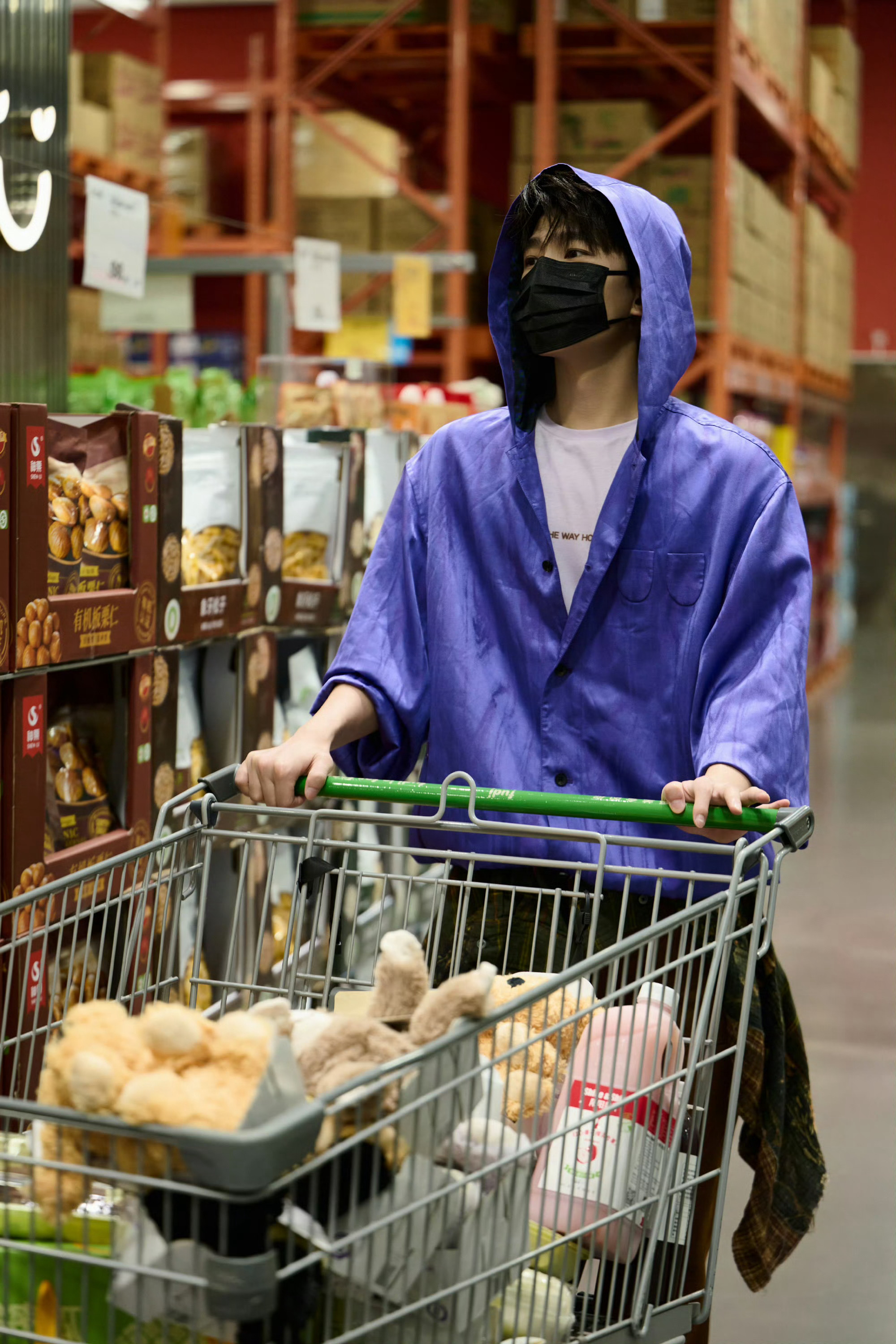 杨洋的脸对我眼睛很好！今天9.9 让我们一起祝大帅哥生日快乐[送花花] ​​​