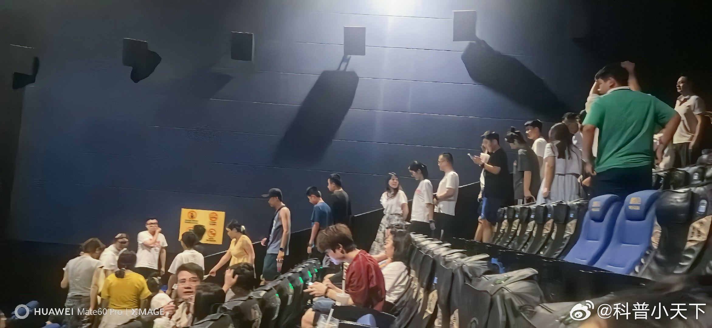 看完散场好久了，还这么多人，，上座率真高几乎是满座啊功夫女足开分9.4