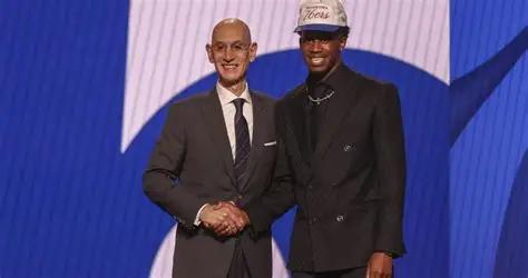 看NBA上咪咕视频，为什么说VJ-埃奇库姆有巨星相呢？看他的身世你就知道了。
从