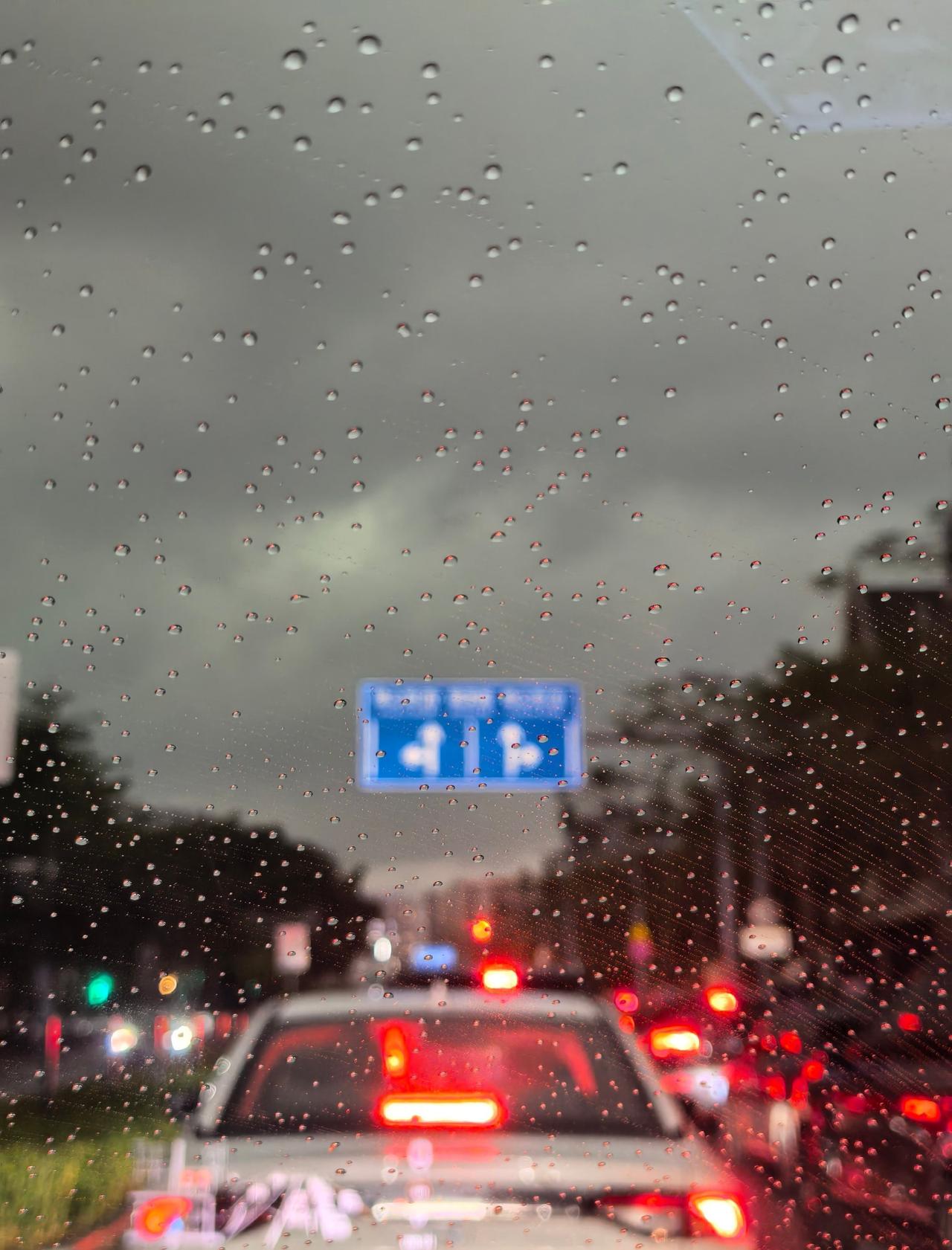 劲大雨天黑黑，上班路变得更加拥堵。