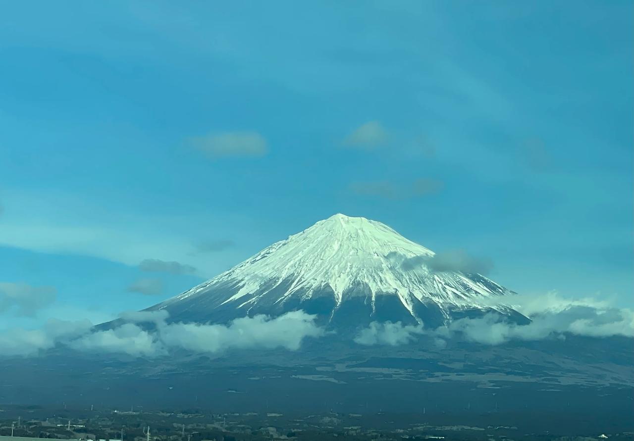 站在富士山下听着陈奕迅演唱的《富士山下》，旋律宛如雪落心间；在日本有这么一句话：