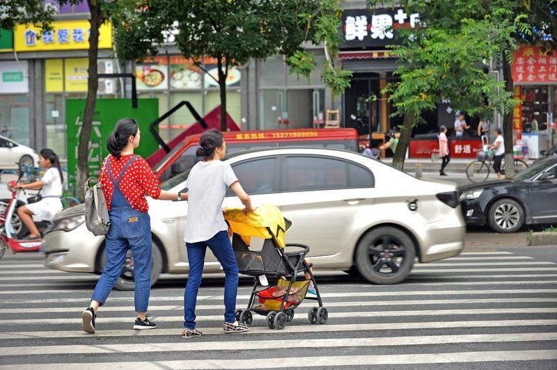 最近看到个案子，很值得说道说道。有未婚妈妈送养女婴收4.8万元“感谢费”，一审被