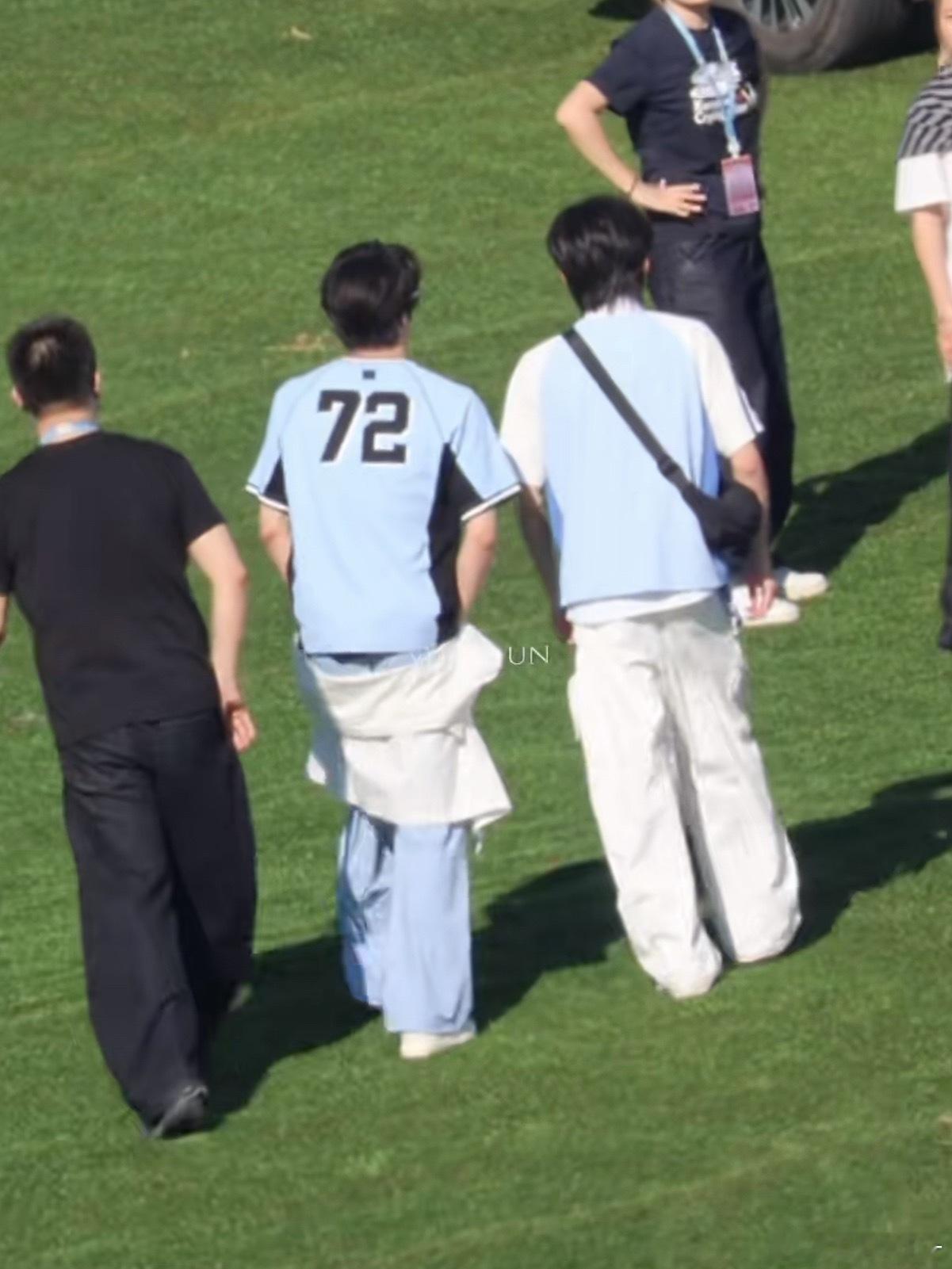 真的很喜欢看他们穿浅色和亮色的衣服，很青春很纯爱啊