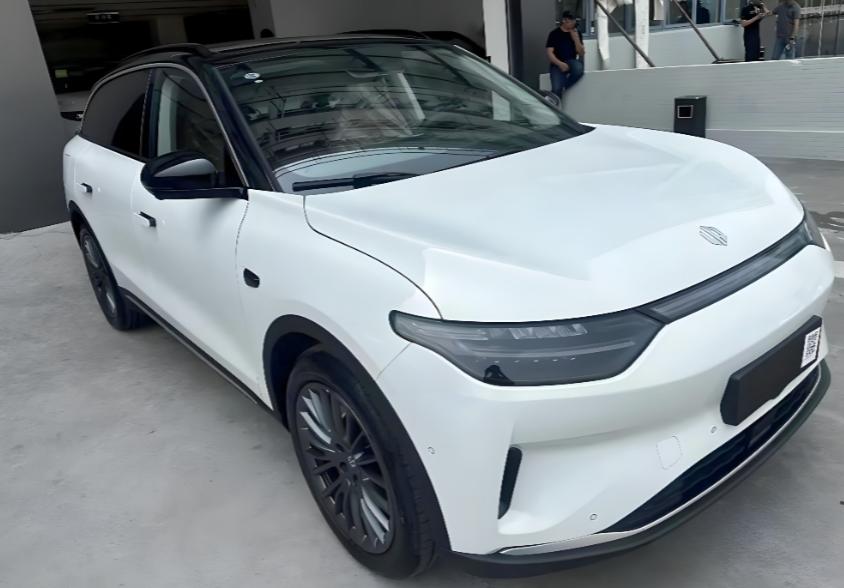 救命！这台 SUV 直接戳中我心巴🥹家人们！谁懂啊！今天在 4S 店被零跑 C