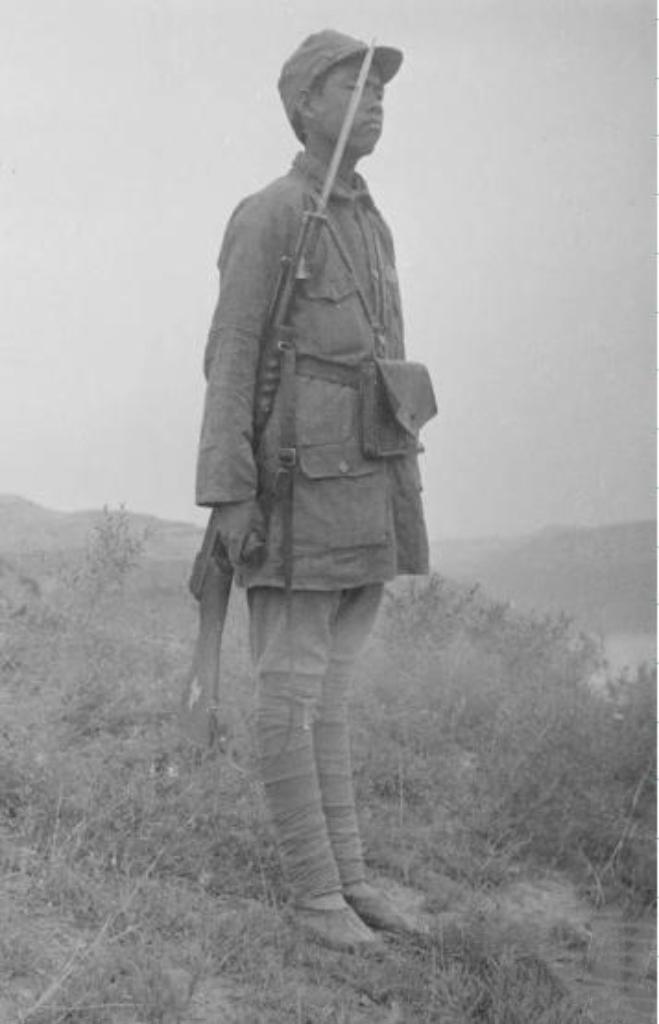 该图是现今加色P图时弄错了，原图不是这样的（见图1）。
——
这是1944年一名