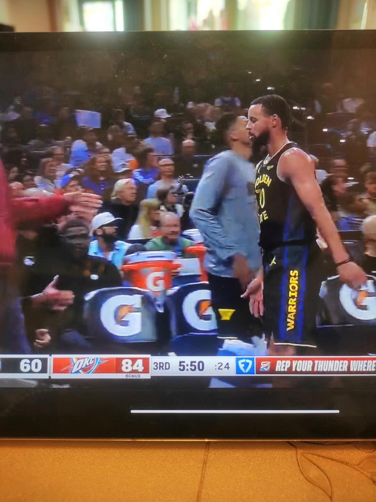 不得不说，库里对自己挺狠的

        NBA焦点战，雷霆主场126-10