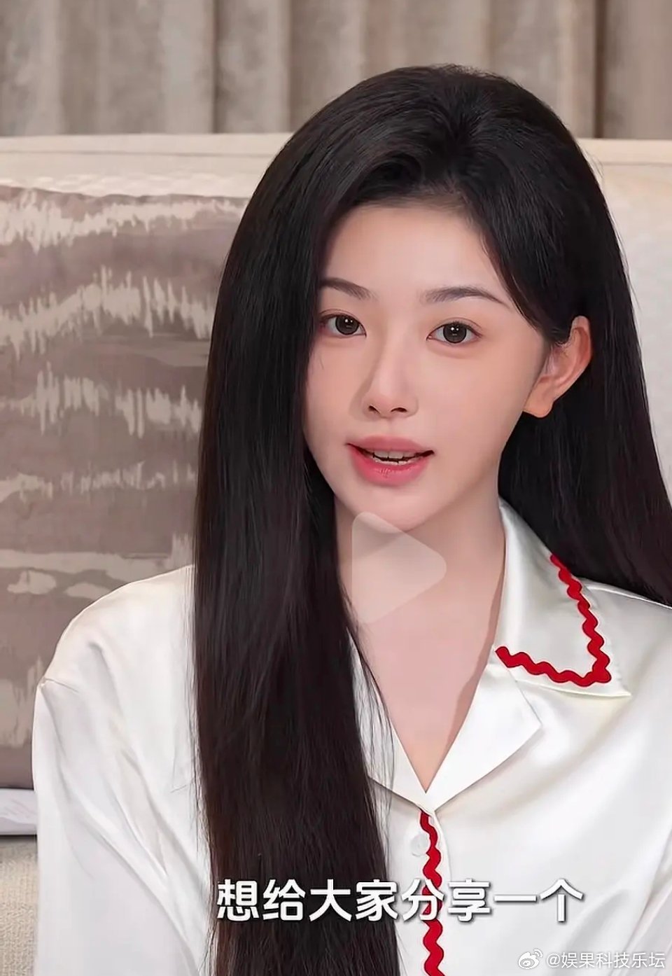 她很漂亮的，但是颅顶不要搞这么高吧有点奇怪 