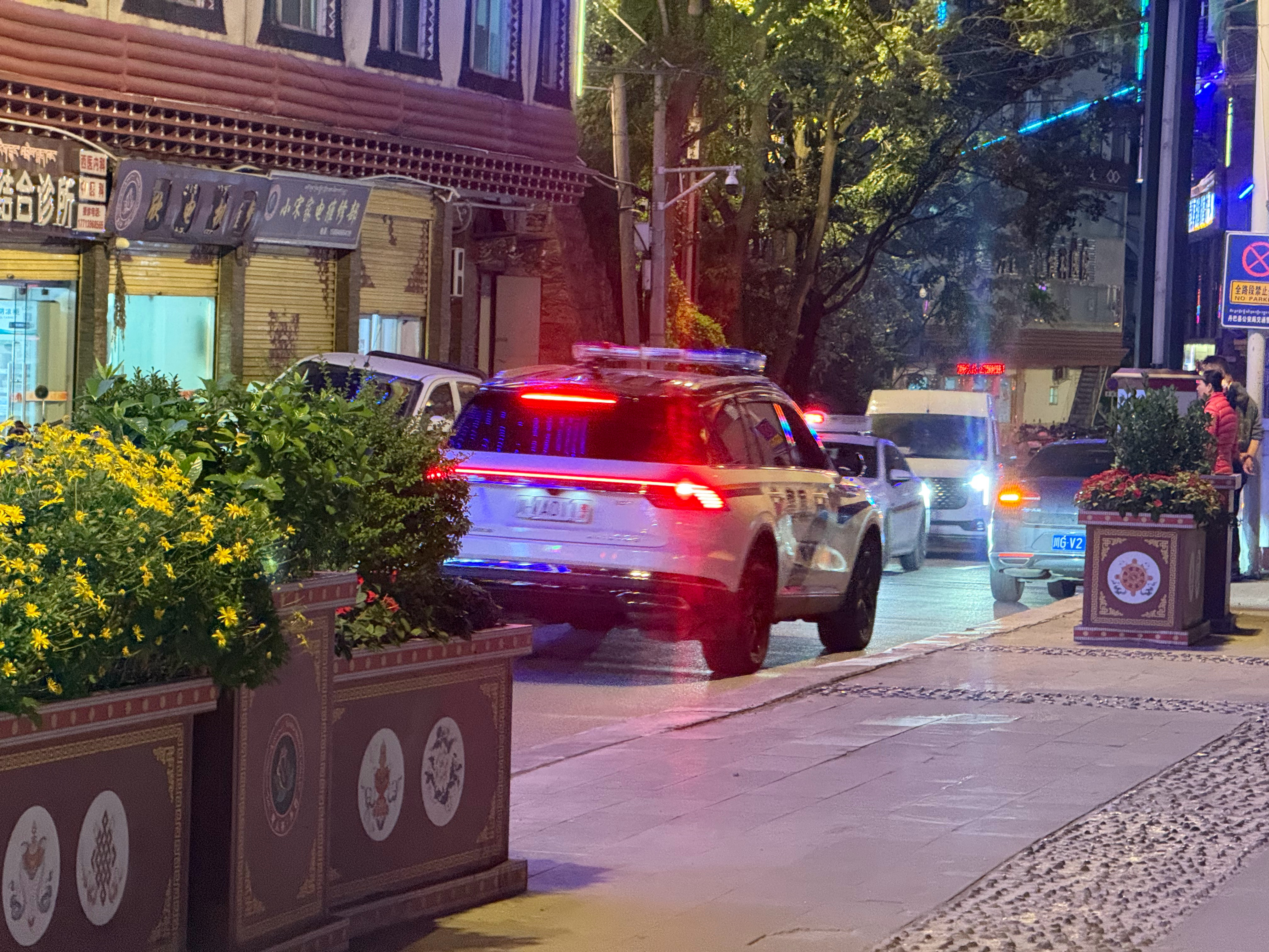 第一次看到林肯飞行家警车，还是在川西丹巴县[馋嘴]大v聊车汽场全开 ​​​