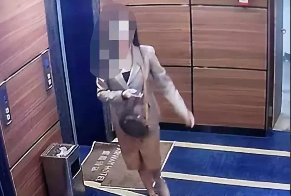 女子入住酒店，回房发现房门敞开，有男房客探头张望，酒店称男子找电梯。杭州临安这名