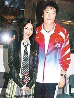 一张旧照：镜头中的张柏芝秀发垂肩，眉黛青颦，唇似绽桃，齿如珠贝，水晶般的微笑好迷