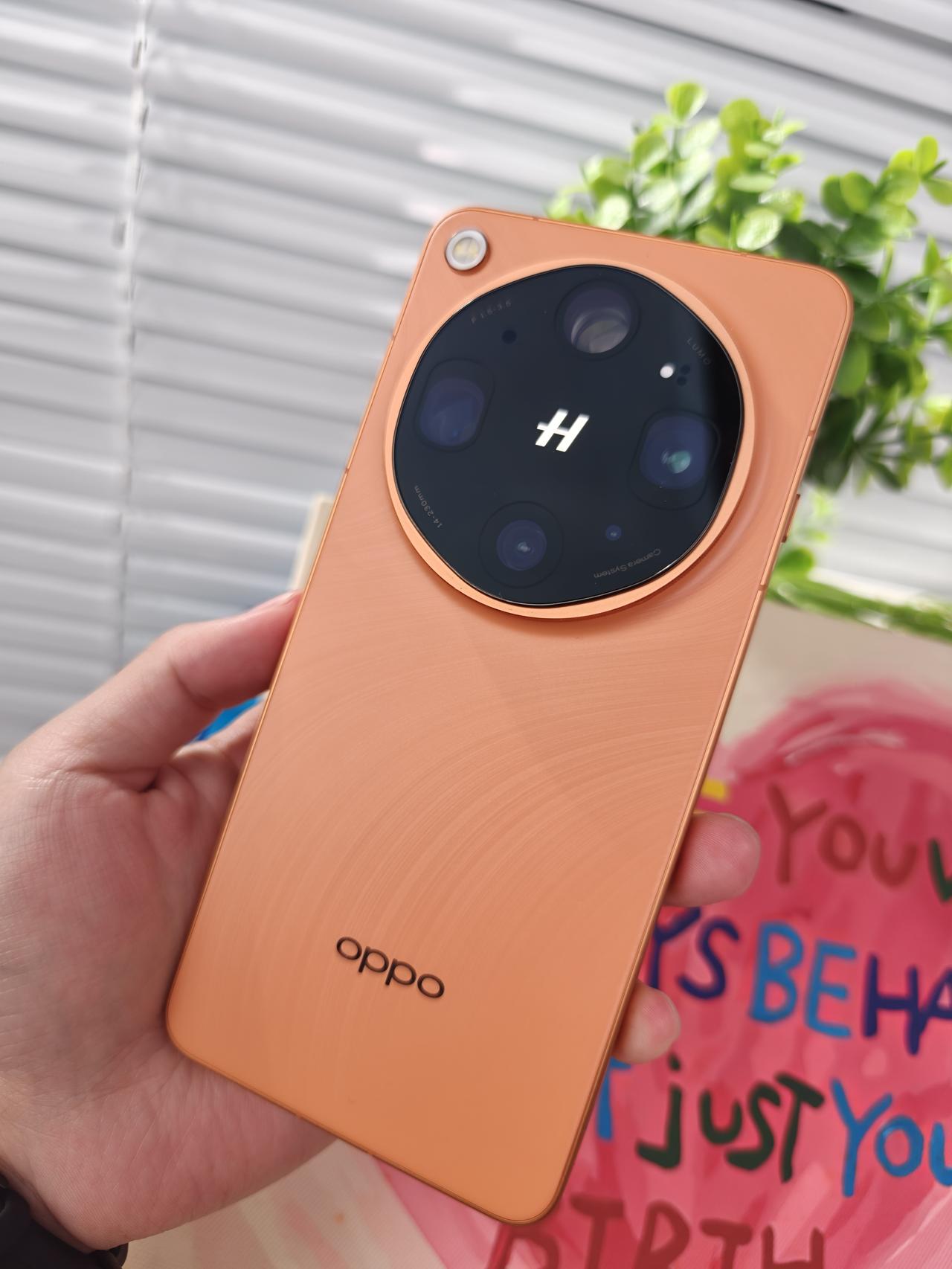 丑吗？这设计简直是神来之笔好吧
OPPO Find X9 Ultra这个镜头模组