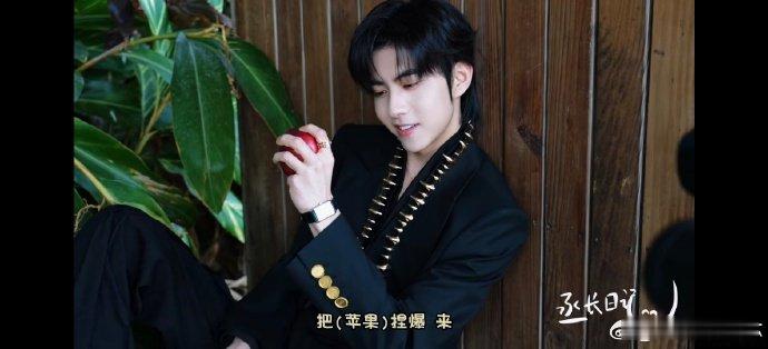 刘轩丞徒手捏爆苹果 被刘轩丞帅到！徒手捏爆苹果，健身效果肉眼可见，力量感爆棚～ 