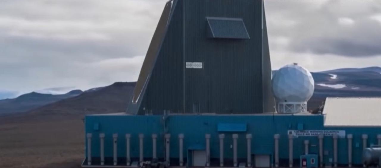 格陵兰岛的冰川与荒原之下，藏着改变全球资源格局的稀土宝藏。紫外光下矿石发出的紫色