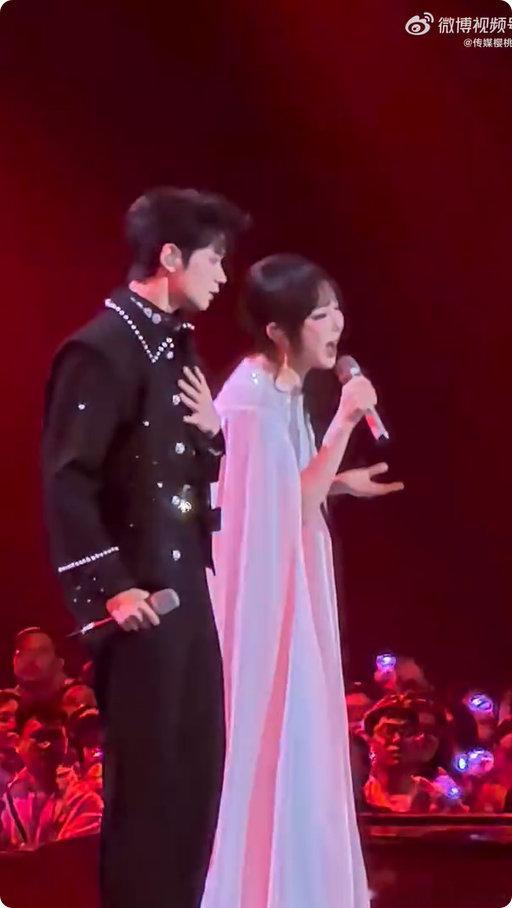 萨顶顶 团播舞鼻祖来了 探班直播封神名场面！萨顶顶亲自跳《万物生》团播舞，原唱的