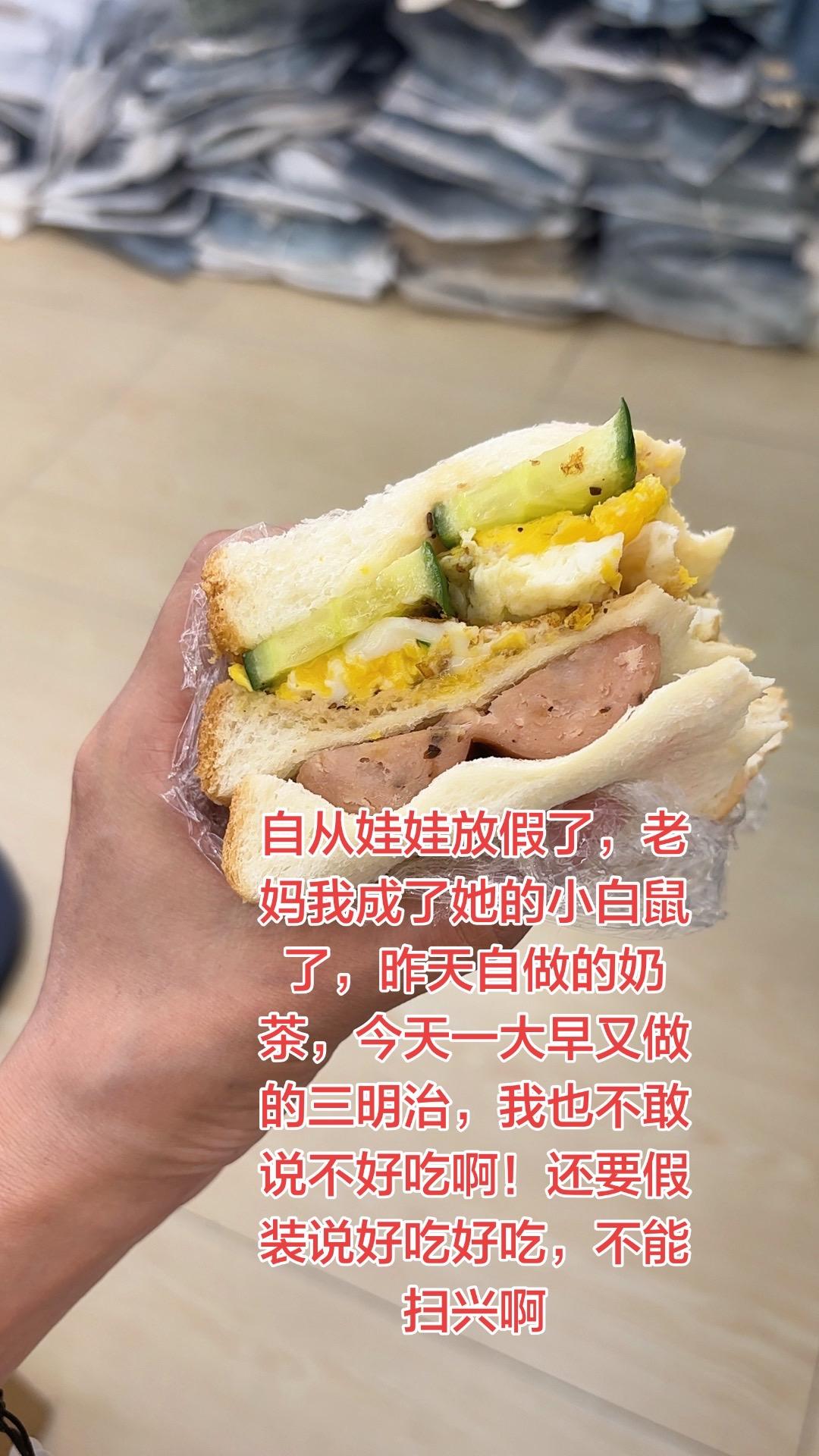 成了娃娃的小白鼠，她突然喜欢做美食了，天天想着如何给我做好吃的好喝的，哎！我也不