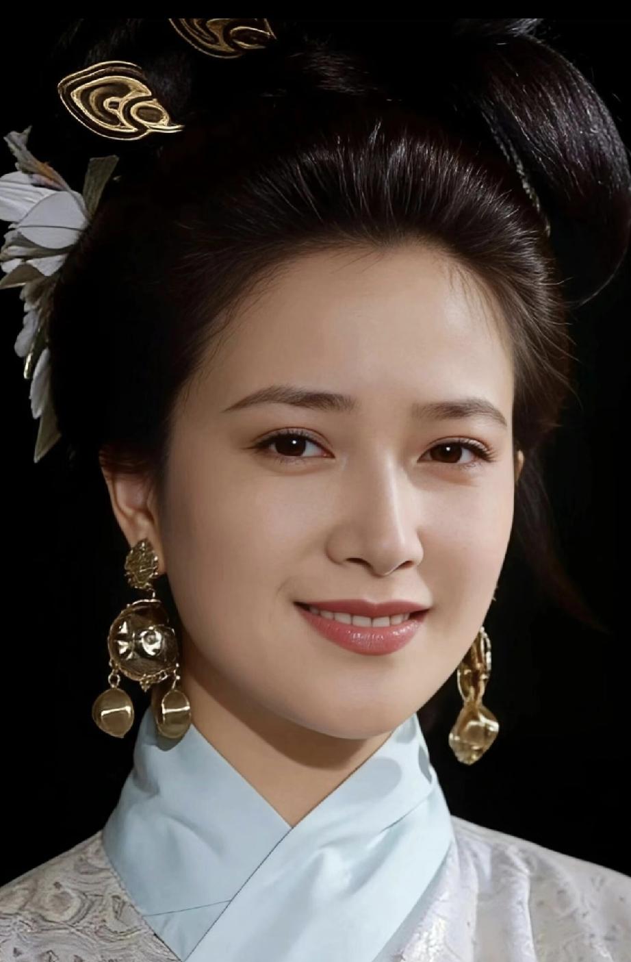 传说中的小乔有多美？
诗人云：大乔娉婷小乔媚，秋水并蒂开芙蓉。
想必是国色天香，