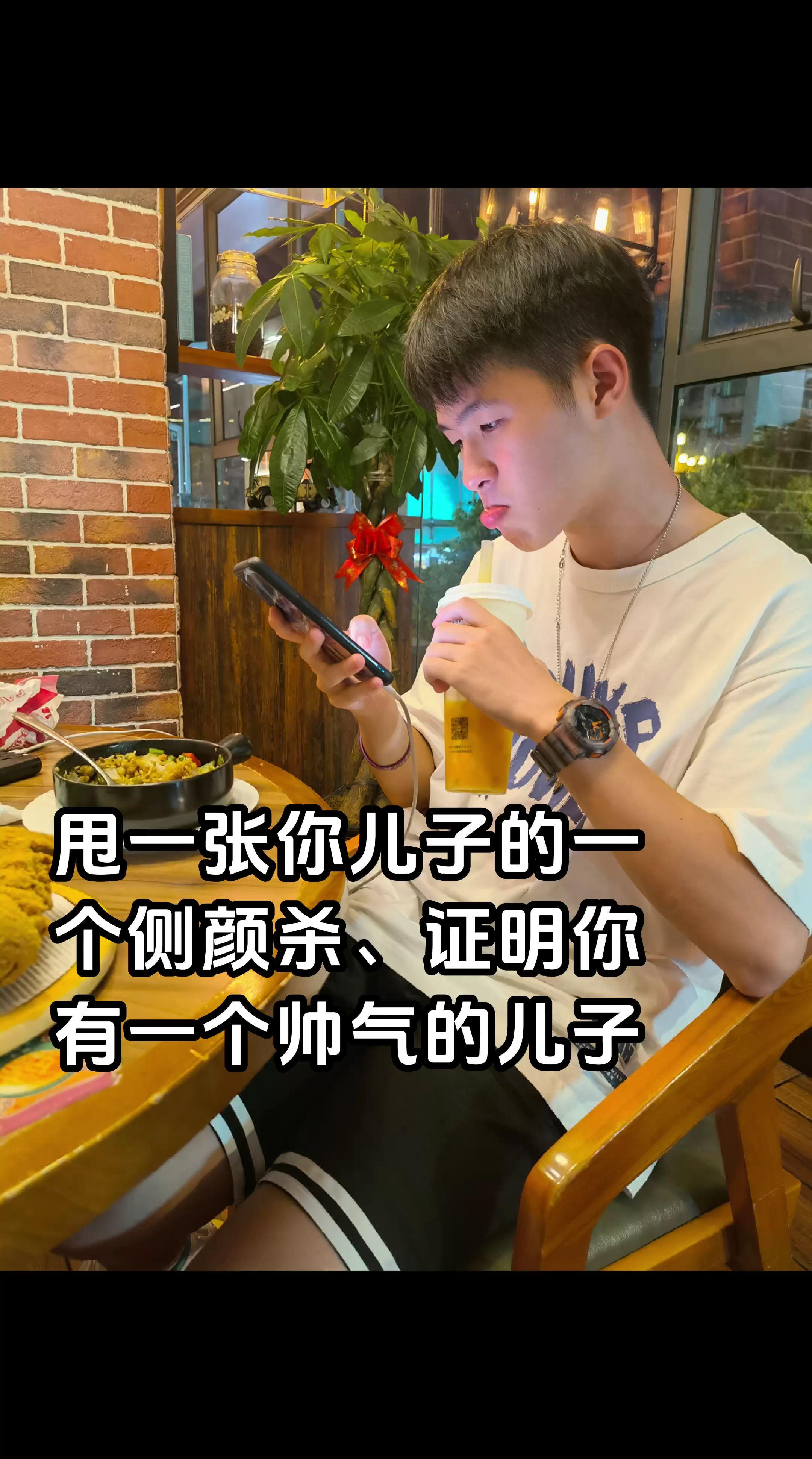 感慨孩子就这么长大了，庆幸你的成长一路有我，不曾缺席。愿你昂首阔步，一...