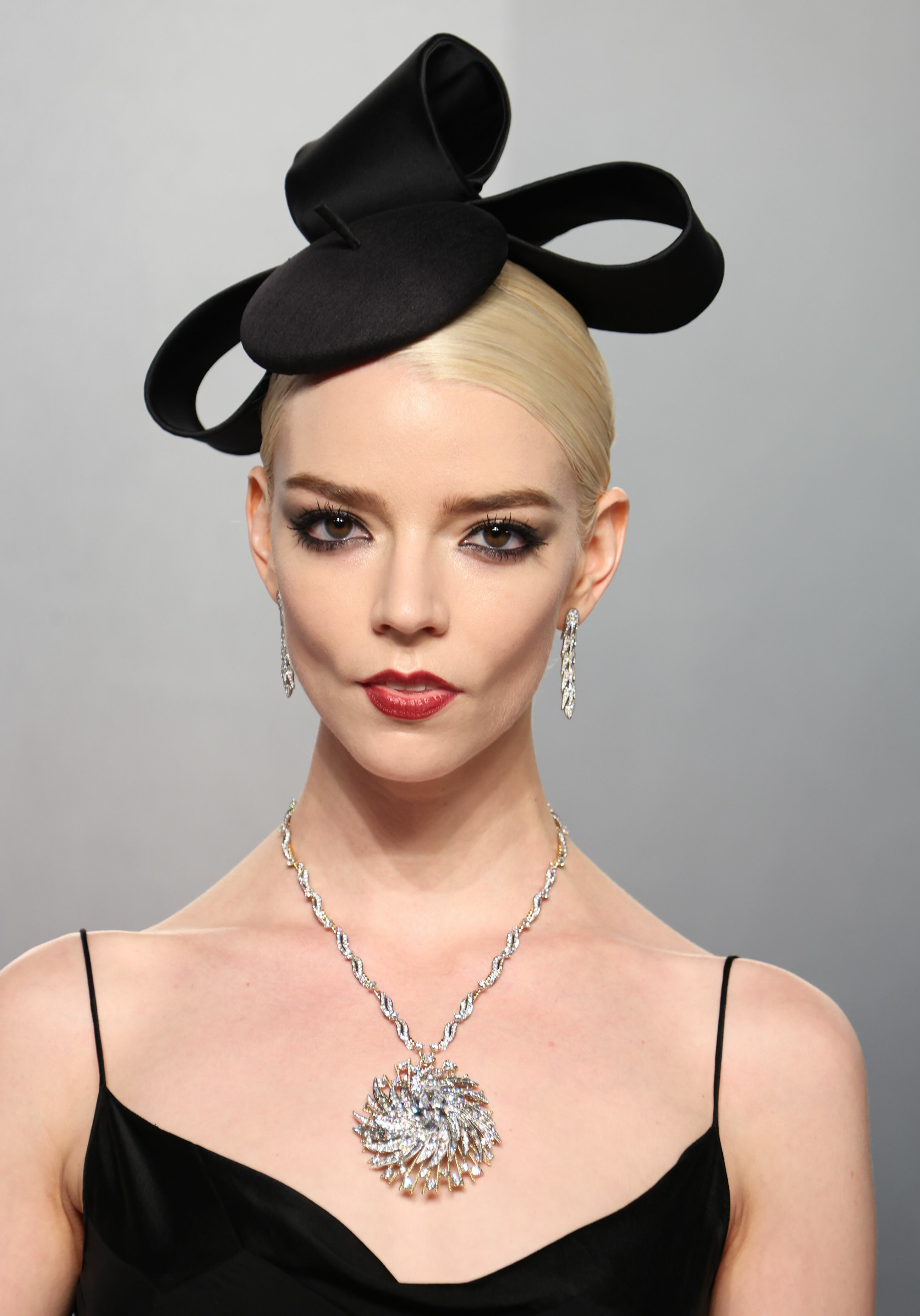 好美啊！安雅Anya Taylor-Joy性感亮相奥斯卡名利场奥斯卡派对！