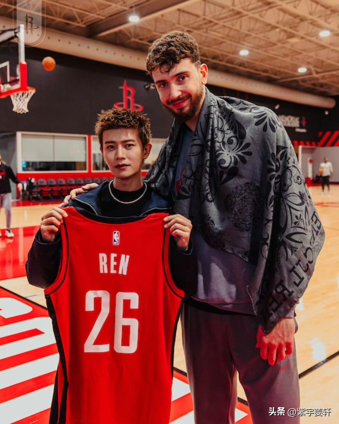 [我想静静][我想静静][我想静静]
这些体育明星真的太大个了，
任嘉伦在他们面