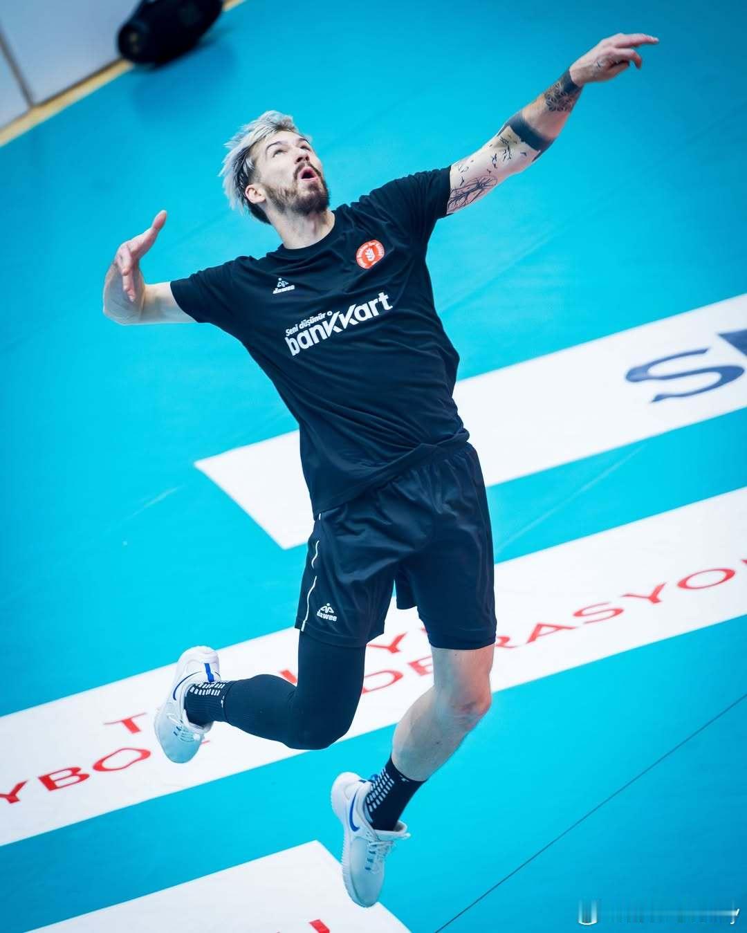 弗纳尔谈土超和波超区别1、联赛竞技水平弗纳尔认为土耳其排球联赛的水平绝对低于波兰