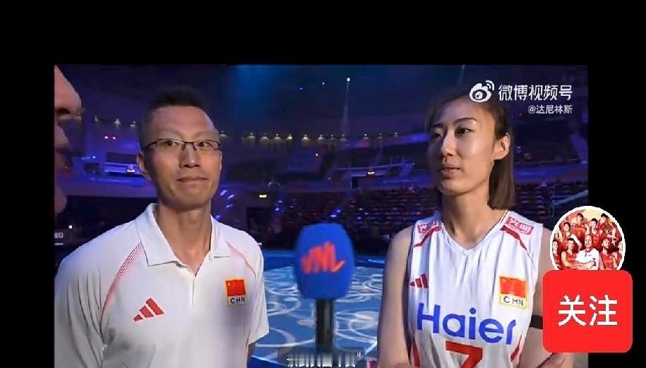 袁指导这翻译，当得有点“寂寞”了。

中国女排干掉美国队杀进四强，全队都嗨了。