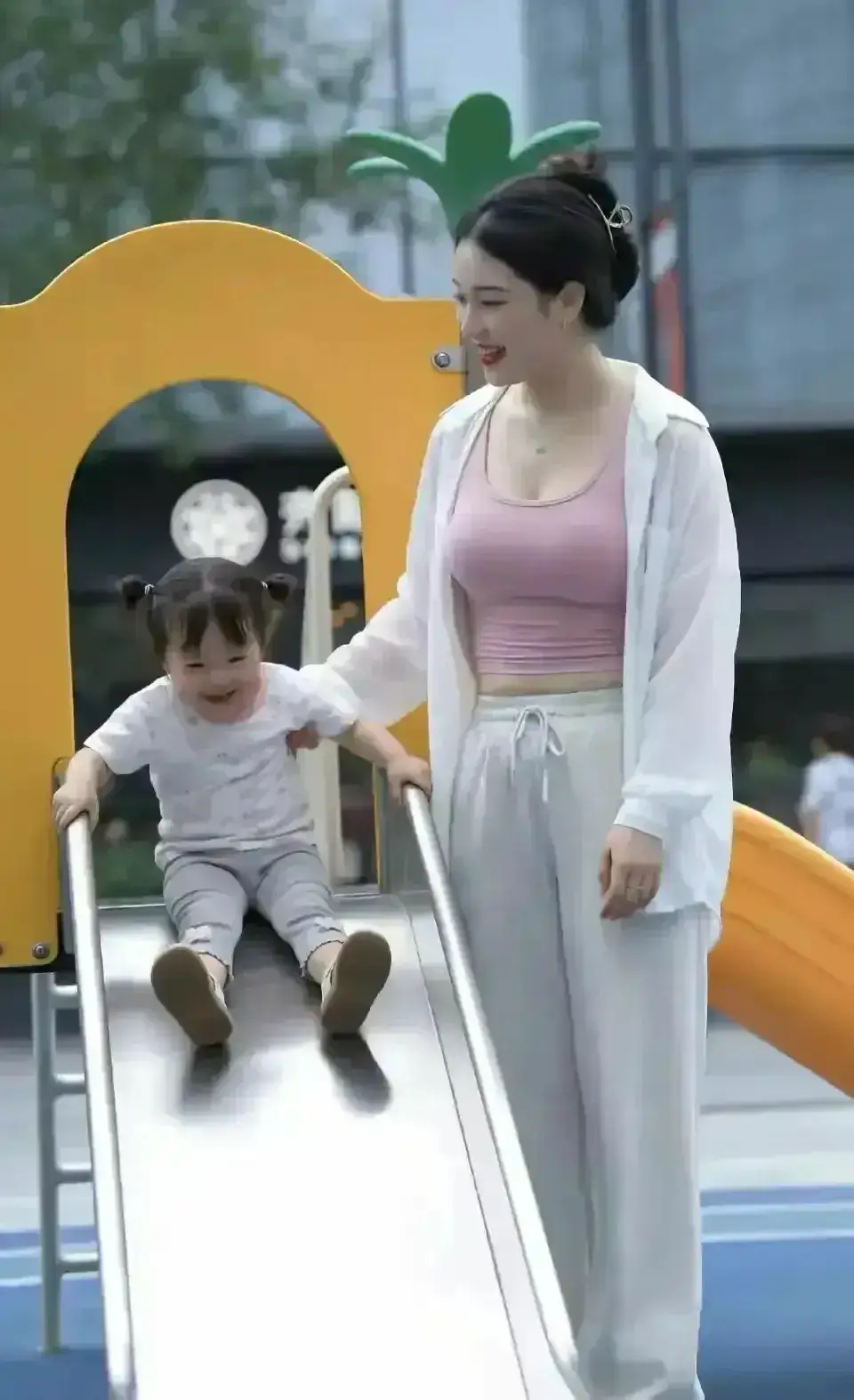 接孩子时遇到一个漂亮妈妈，比明星还要漂亮，这是我见过最美妈妈 