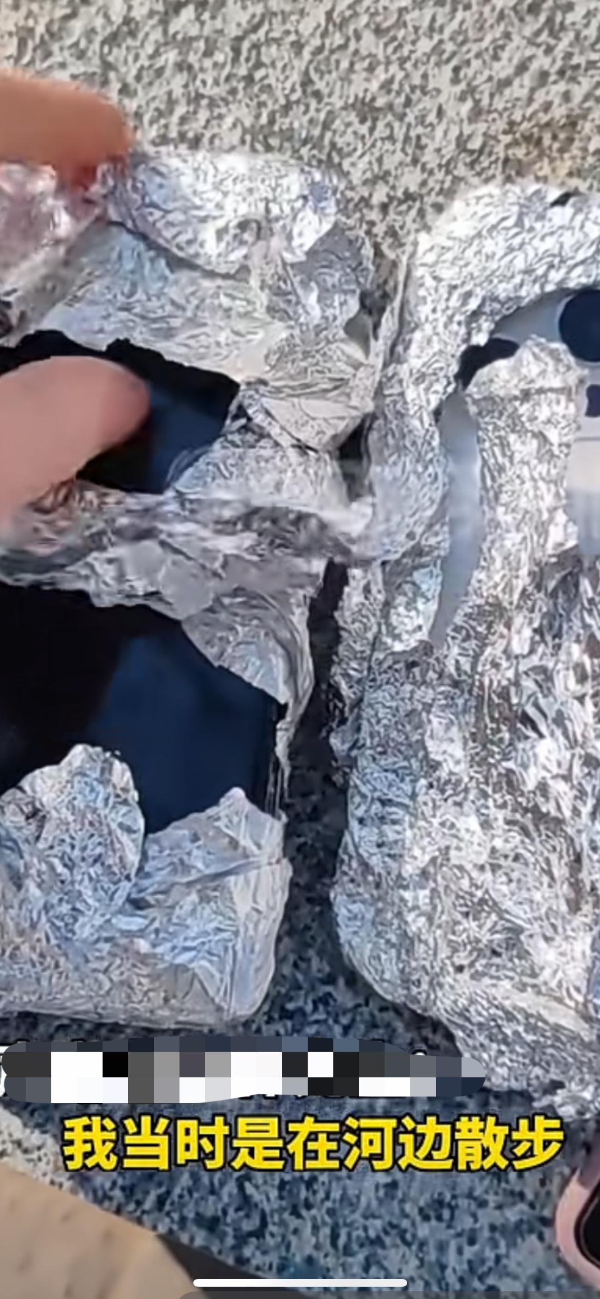 1月4日河南郑州，男子在草丛捡到三部手机均被锡纸包裹。男子：当时在河边散步，突然