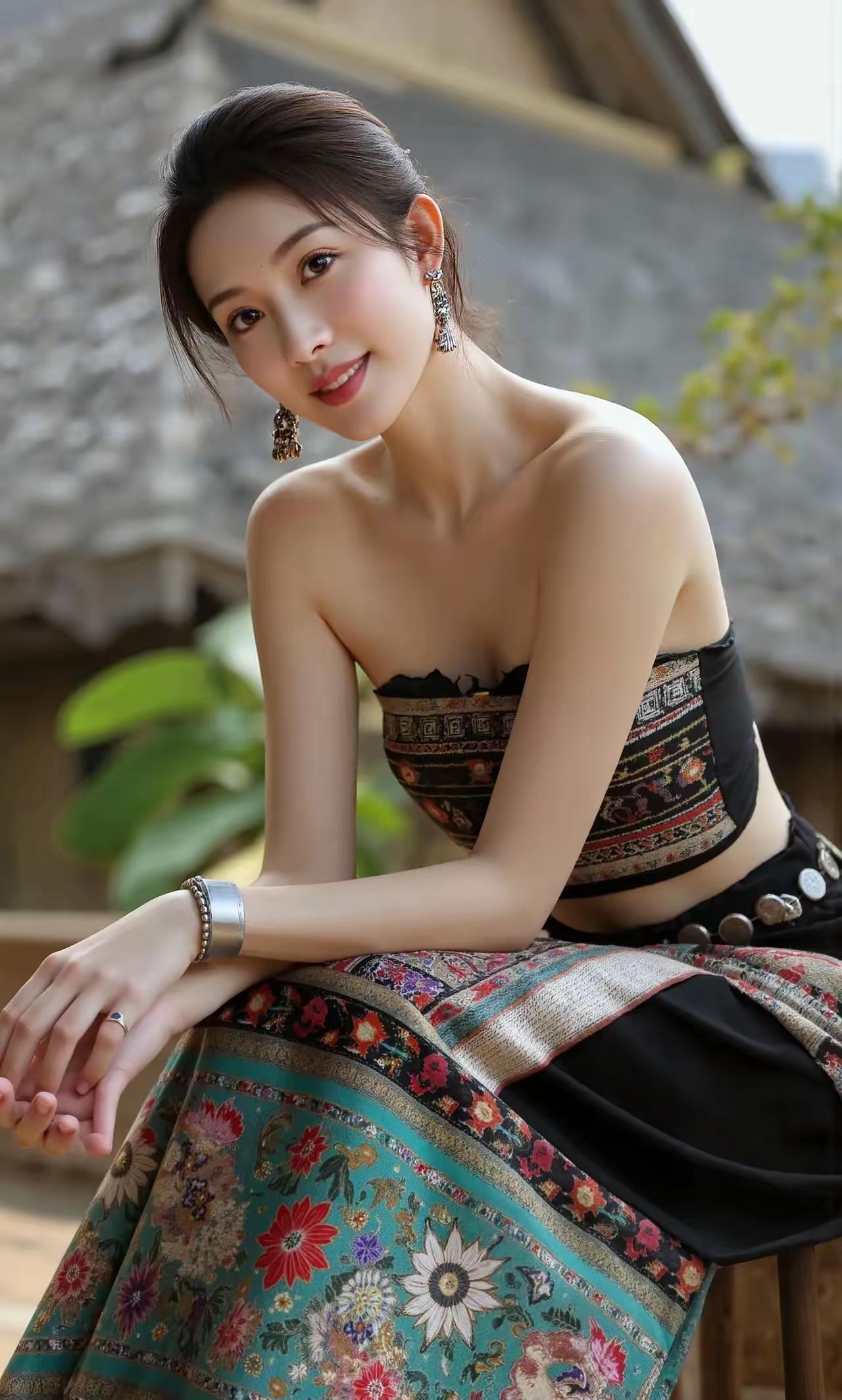 莞尔浅笑，
温婉而甜美。
恰似春日微风轻拂心田，
仿若自带魔力，
刹那间点亮周遭