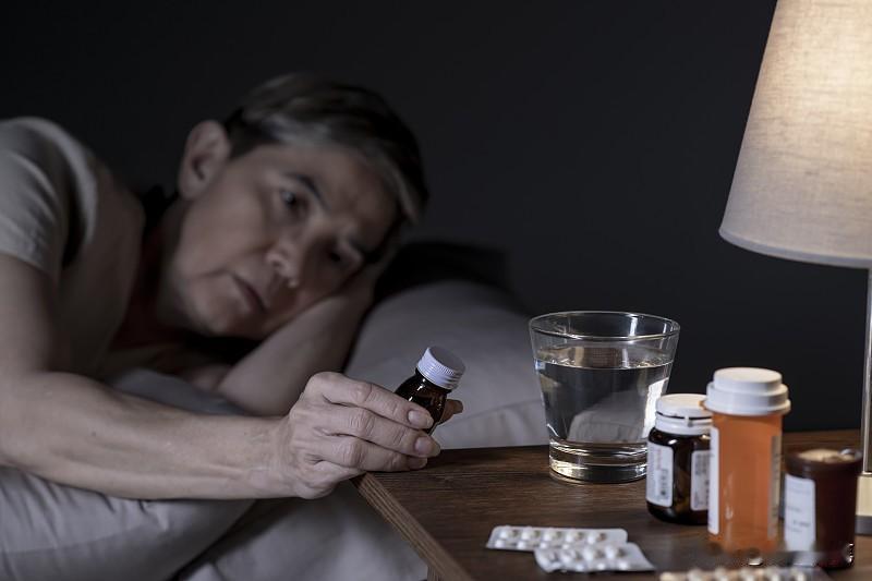 经常晚上失眠，长期吃安眠药可不好。安眠药种类繁多，像艾司唑仑、唑吡坦、阿戈美拉汀