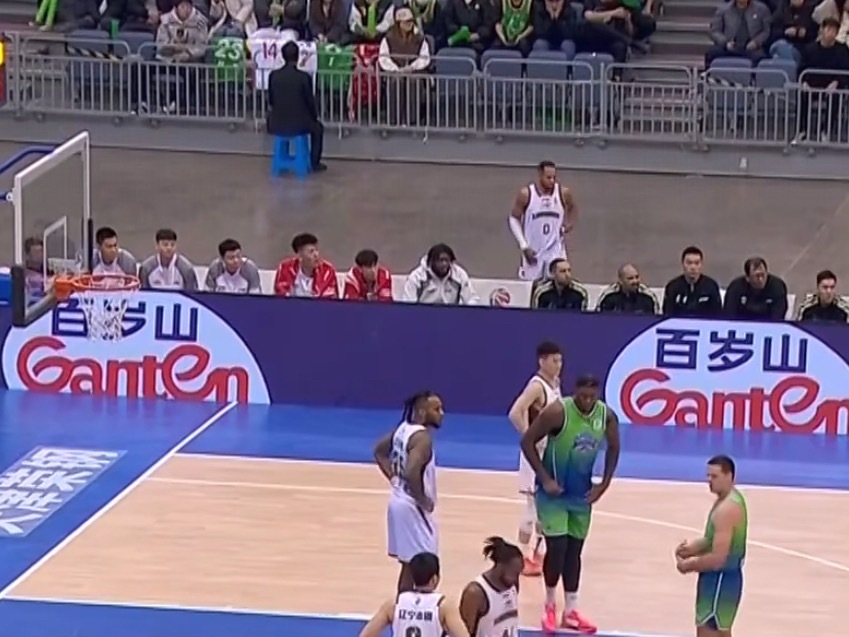 奥利弗已经把外套穿起来了辽宁男篮