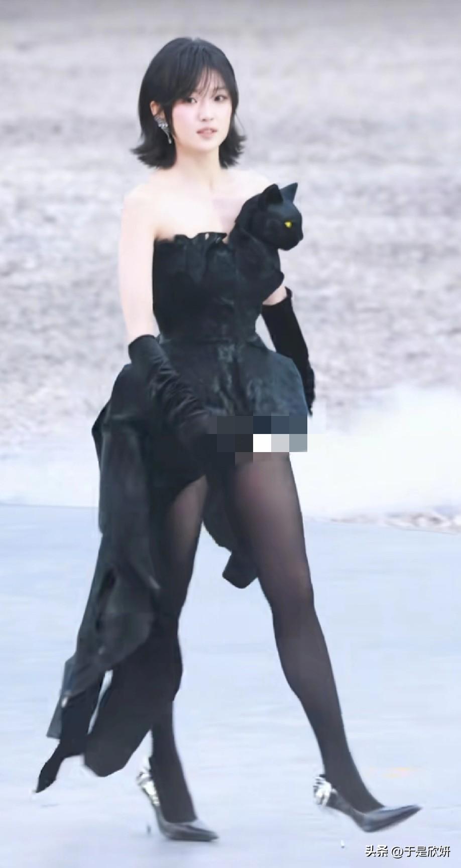 孙千“黑猫裙”杀疯了！把猫扛在肩上走秀，是前卫还是辣眼？🔥
 
孙千这次的造型