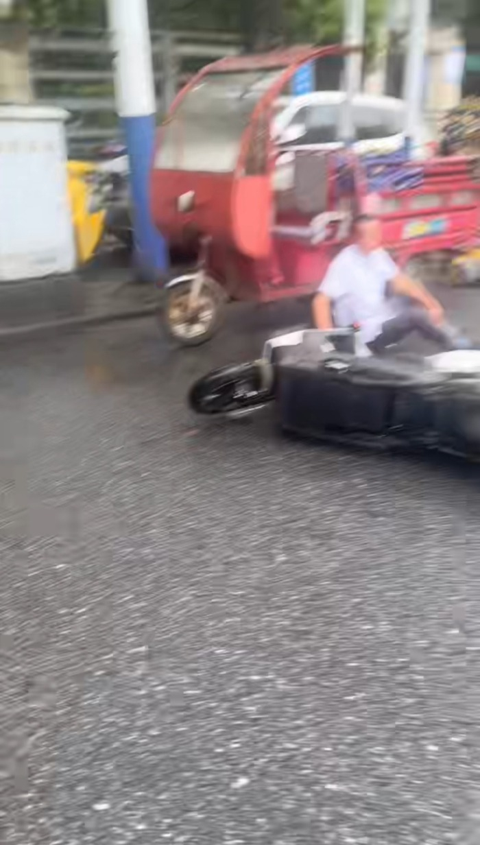 #路人买毛巾帮摔倒大叔止血# 【大叔雨天骑车摔伤面部，热心路人买来毛巾帮助止血】