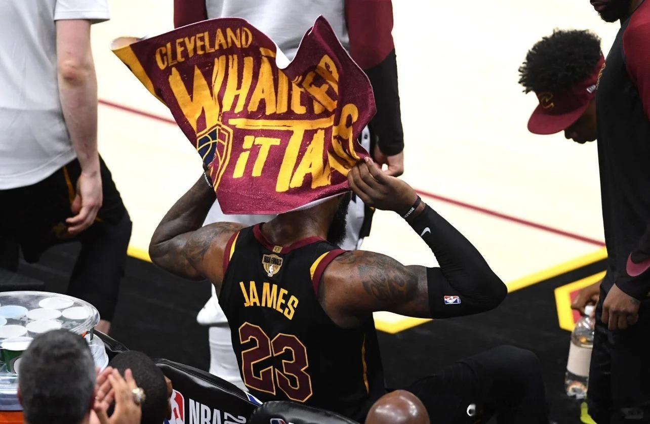 NBA总决赛马刺1-3落后尼克斯，陷入绝境。NBA总决赛历史上，仅2016年詹姆